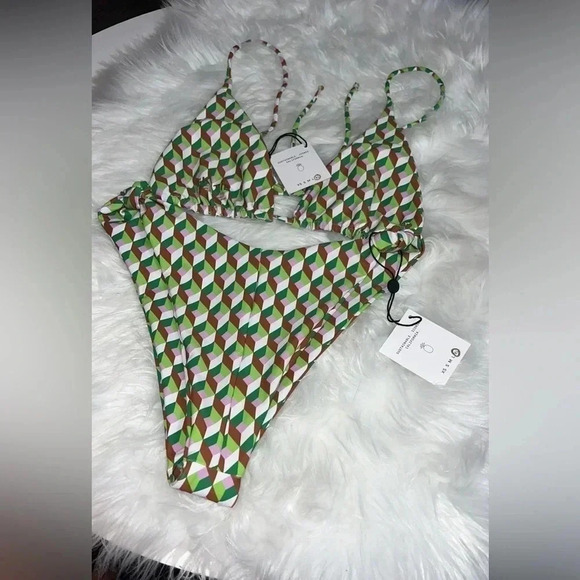 Skatie Bikini in Southampton XL Penny Top
Mandi Bottom - Picture 4 of 5